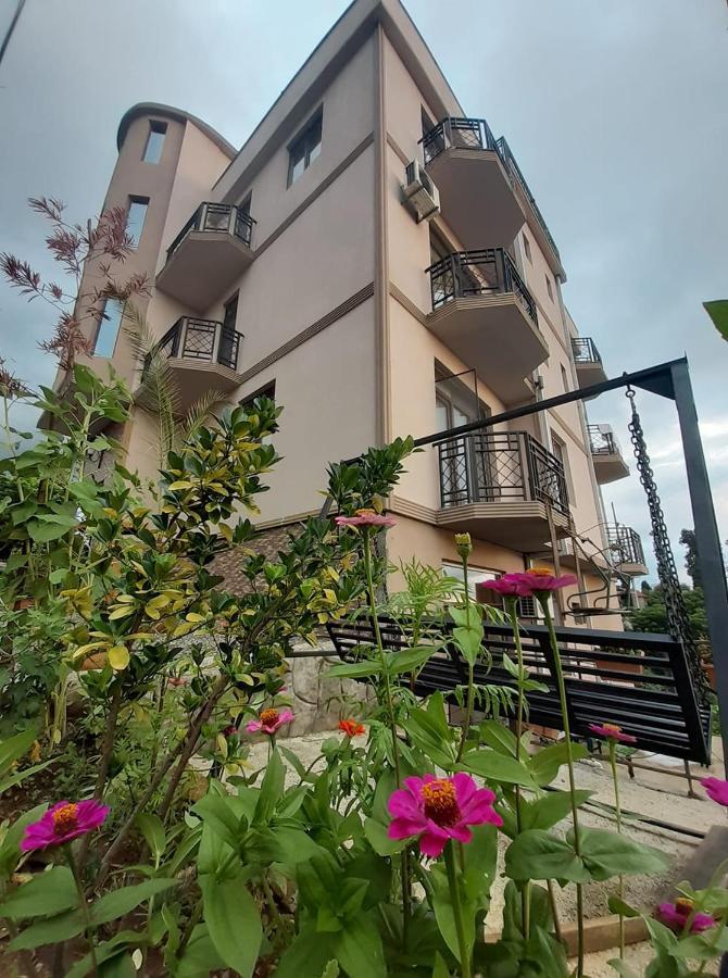 Green Yard Hotel Batumi Exterior photo